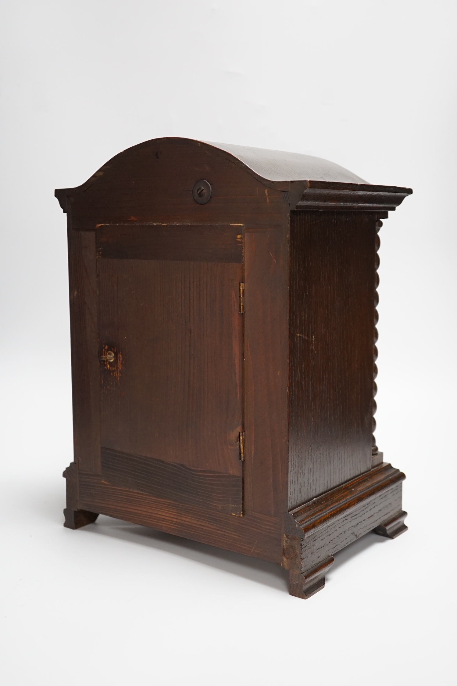 An early 20th century oak cased chimney mantel clock, 35cm